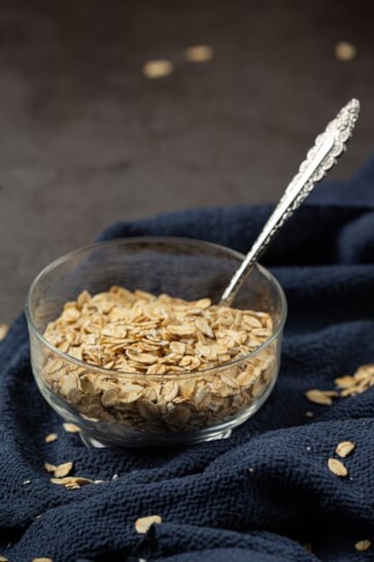 Evita consumir avena cruda. Fuente: Freepik