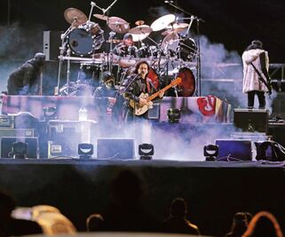 Alex Lora prende la rebelión en auto