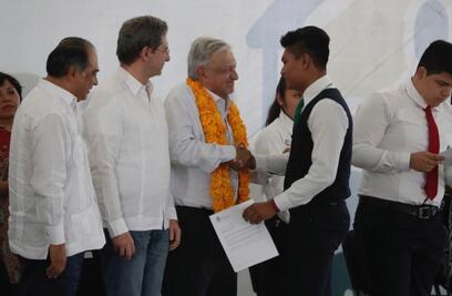 AMLO ofrece protección a quien informe del caso Ayotzinapa