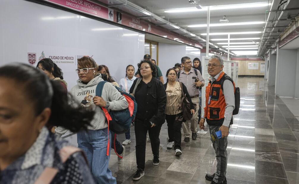 Usuarios entran a las nuevas estaciones de L1 del Metro (23/04/2025). Foto: Gabriel Pano / EL UNIVERSAL