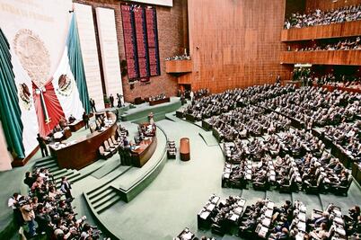 Diputados y senadores se otorgan megabono