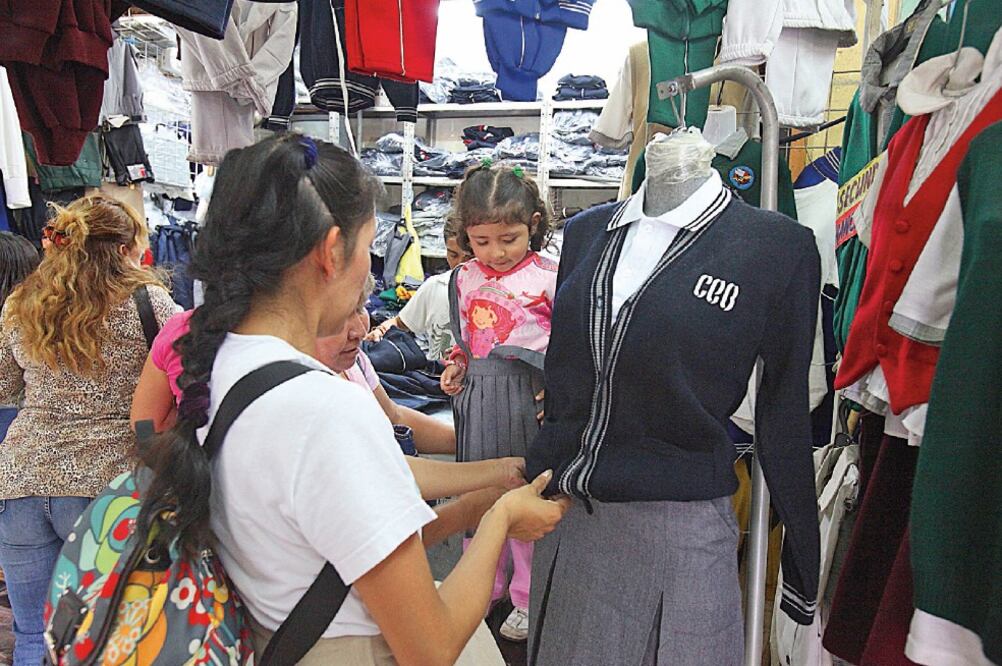 Desde el pasado 31 de julio la Profeco inició la verificación a escuelas, zapaterías, papelerías y negocios que ofrecen uniformes y útiles escolares (ARCHIVO EL UNIVERSAL)