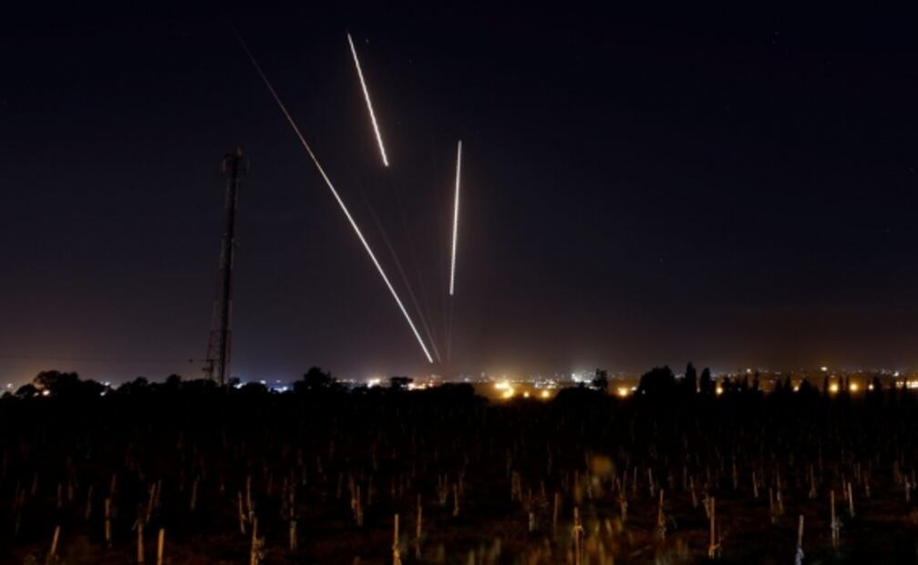 Israel bombardea Gaza y mueve tropas tras ataque con cohetes a Tel Aviv