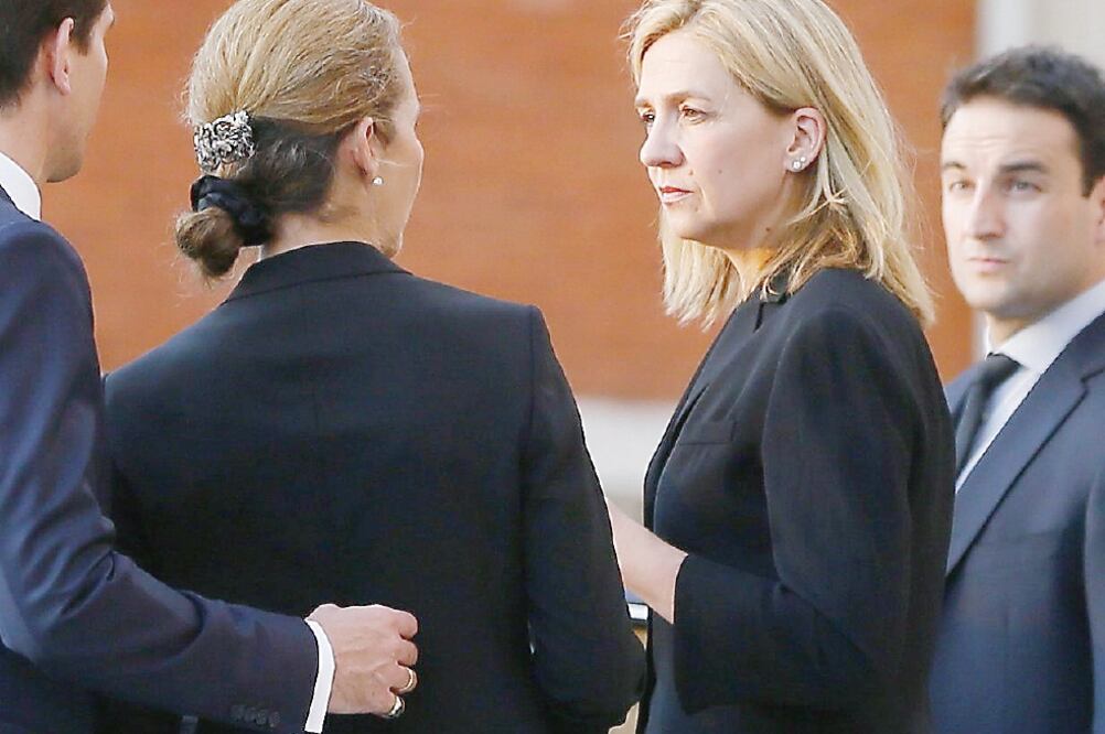 La infanta Cristina (der.) vendió su palacete en Barcelona por 6.9 millones de euros para pagar parte de la fianza (EFE. ARCHIVO)