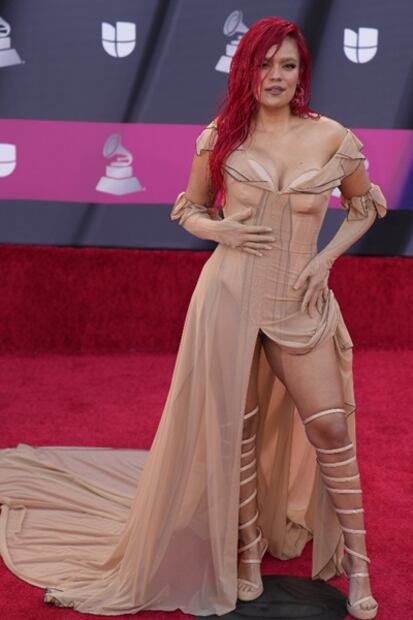 La Rosalía y Raw Alejandro se roban las miradas en la alfombra del Latin Grammy
