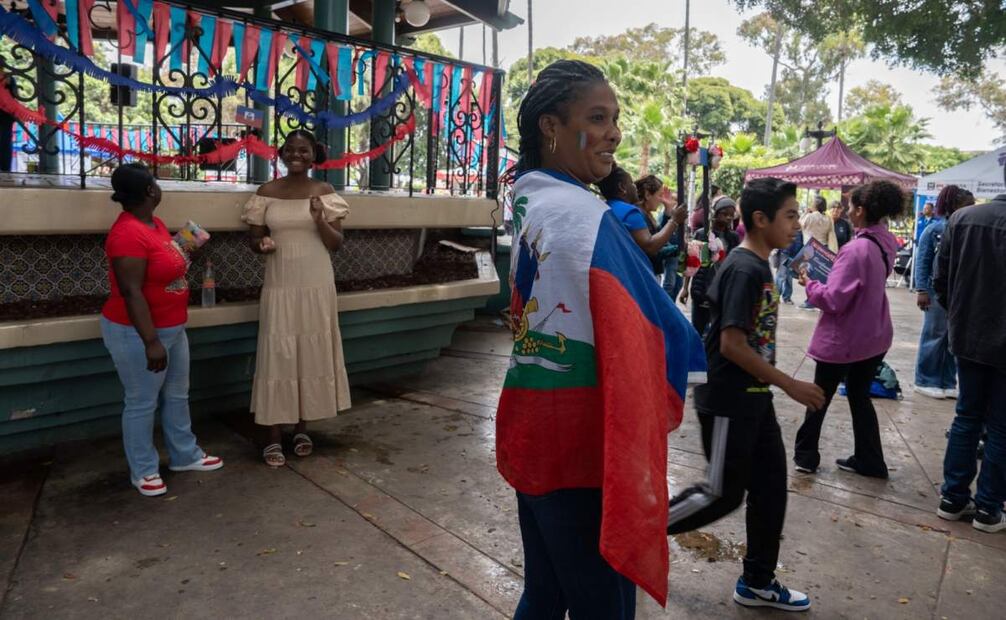 Mujeres, hombres y niños de nacionalidad haitiana celebran en Tijuana (18/05/2025). Foto: Aimee Melo / EL UNIVERSAL