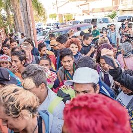 Migrantes de comunidad gay dividen opiniones en Tijuana