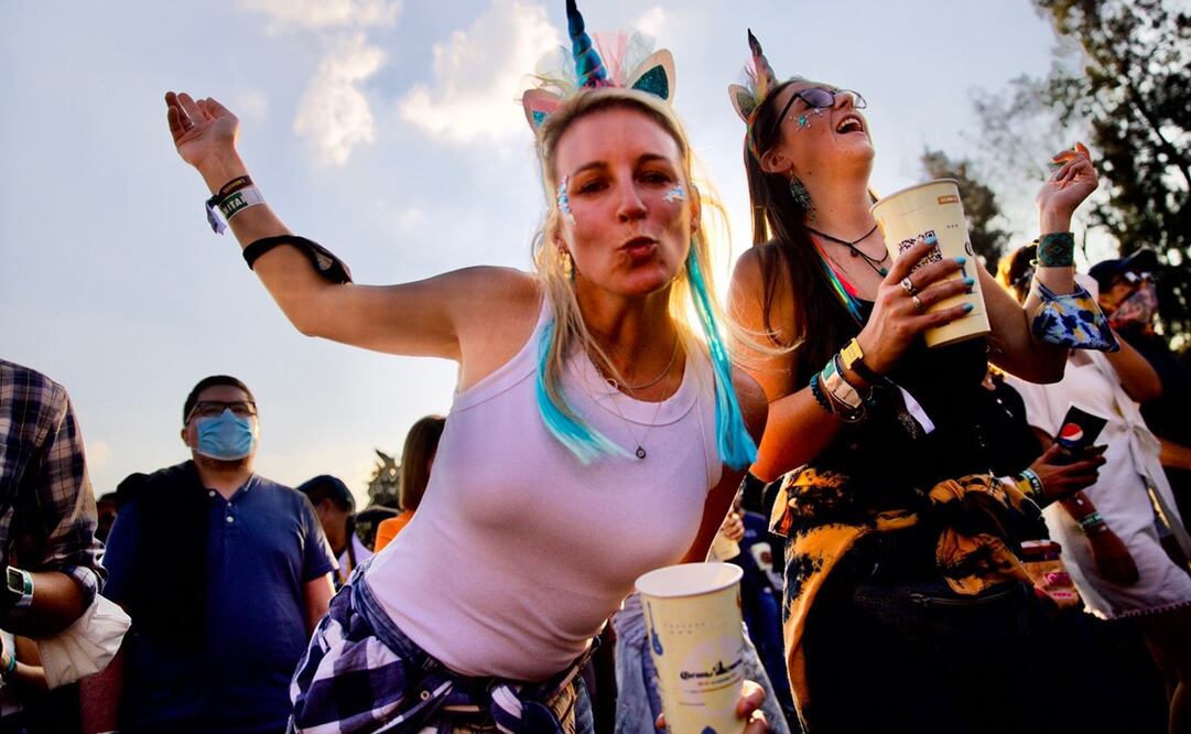 Los asistentes suelen retirarse el cubrebocas una vez que ingresan al Autódromo. Foto: Germán Espinosa/EL UNIVERSAL.