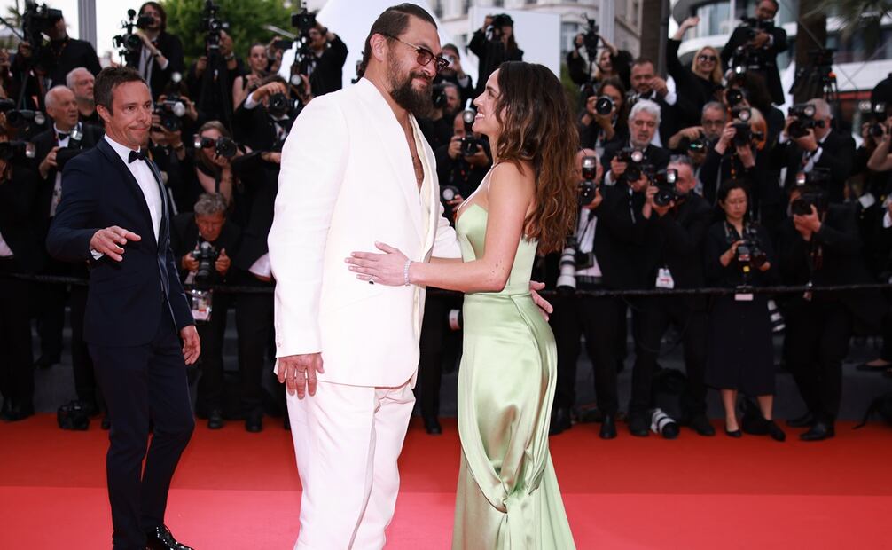 Adria Arjona y Jason Momoa en el Festival de cine de Cannes. Foto: EFE