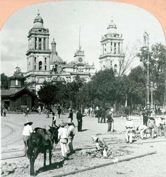 Hombres realizan labores en las vías del tranvía alrededor de 1900, del lado izquierdo se alcanza a ver el Kiosco de los Tranvías y al fondo la Catedral Metropolitana. Imagen: Library of Congress.