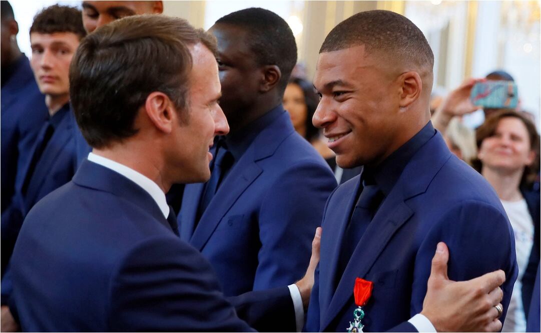 Macron, presidente de Francia, aconsejó a Mbappé a quedarse en el PSG / FOTO: AFP