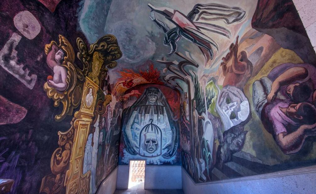 El mural Canto a Guanajuato fue pintado en 1966 por el Maestro José Chávez Morado en los muros de lo que hoy es el Museo Regional de Guanajuato Alhóndiga de Granaditas. En la escalera oriente del edificio se observa una figura, con el rostro cubierto que sostiene en sus manos una jaula con la cabeza de Miguel Hidalgo, como símbolo del duelo por la pérdida de tan importante líder insurgente. Foto: Mediateca INAH / Especial.