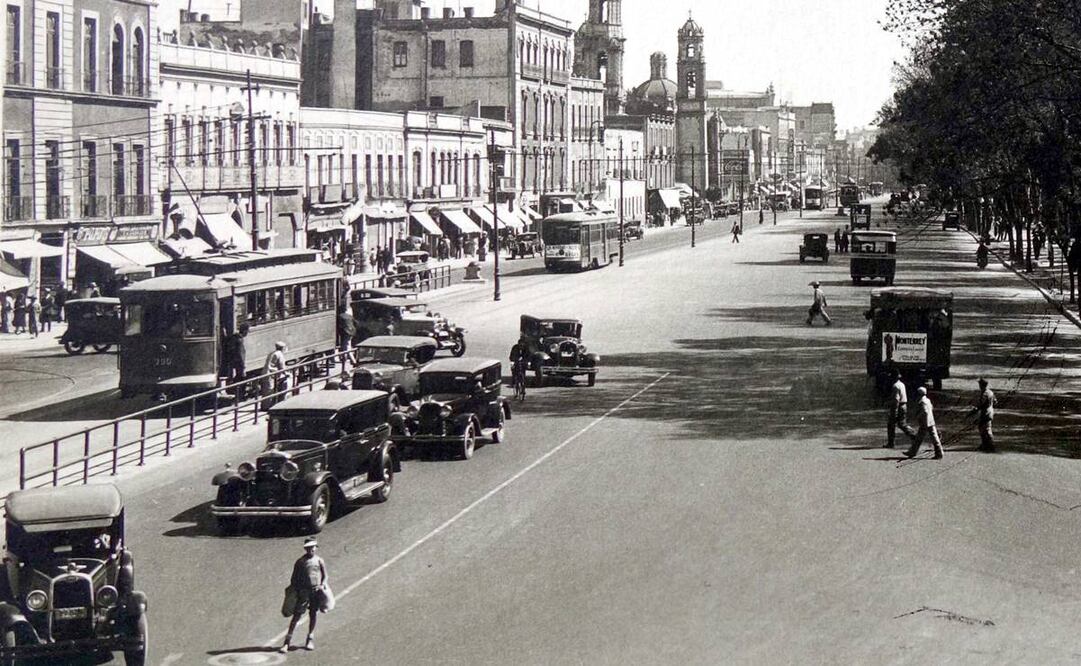 La parada del tranvía en Avenida Hidalgo era un riesgo para los usuarios. Años Veinte. Colección Villasana.