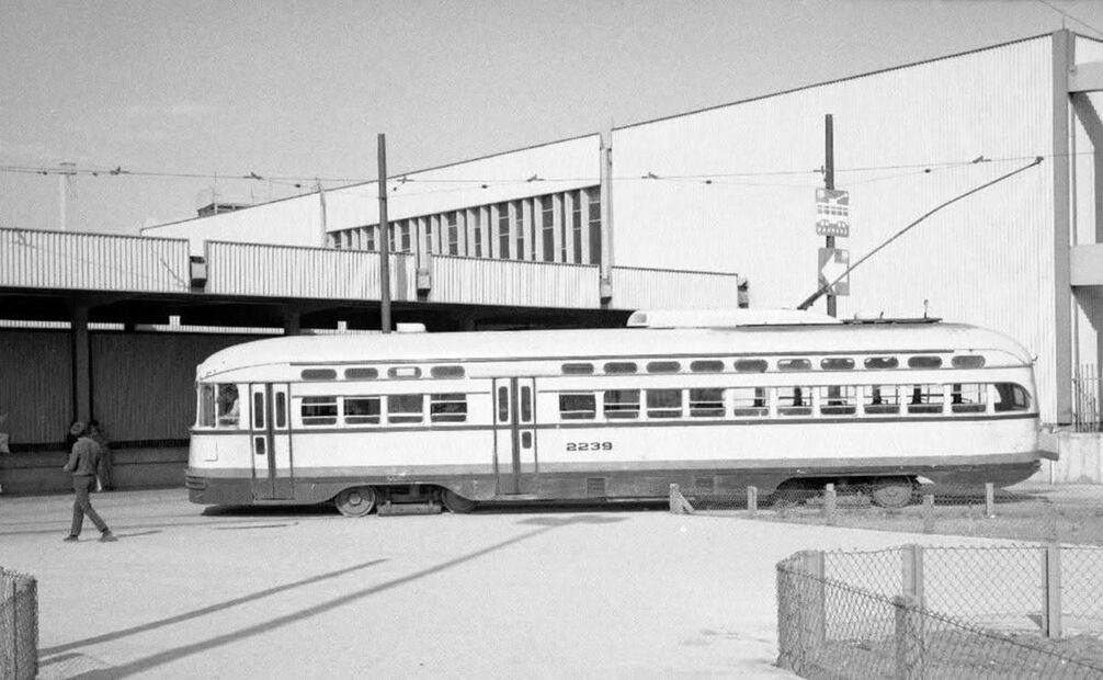 Un tranvía llega a la terminal del Metro Tasqueña en los años setenta. Esta línea daba servicio en las rutas a Xochimilco y a Tlalpan, y sobrevivió hasta la década de los ochenta, cuando fue reemplazada por el Tren Ligero. Imagen: Colección particular.