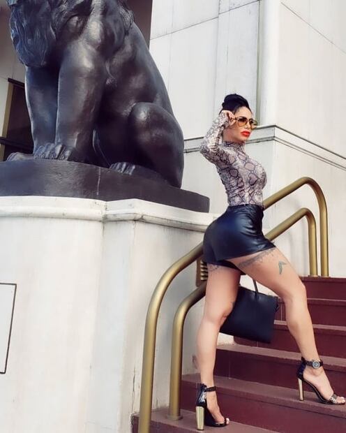 Lis Vega impacta con micro shorts para su procedimiento de labios