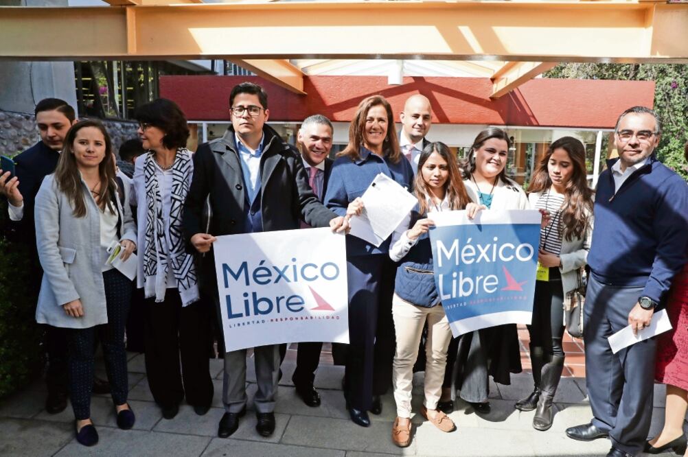 Margarita Zavala e integrantes de la asociación Libertad y Responsabilidad Democrática informaron ayer al Instituto Nacional Electoral su intención de constituir el Partido México Libre. (LUIS CORTÉS. EL UNIVERSAL)