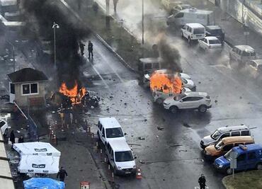 Explosión en Turquía deja dos muertos; policía abate a dos agresores