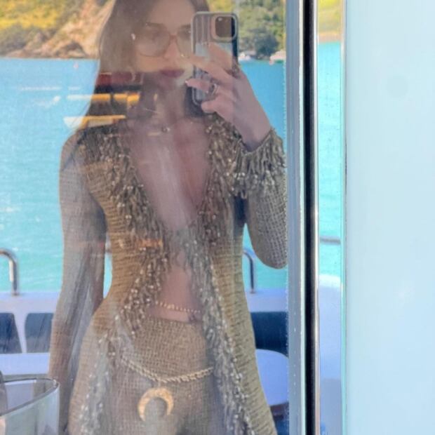 Dua Lipa hipnotiza a sus seguidores con sensual look dorado