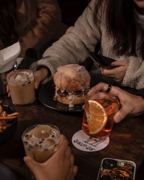 Crean el pan de muerto con tocino y lo convierten en hamburguesa