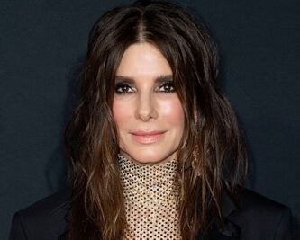 El jumpsuit dorado con el que Sandra Bullock brilló en el estreno de su más reciente película