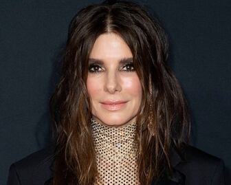 El jumpsuit dorado con el que Sandra Bullock brilló en el estreno de su más reciente película