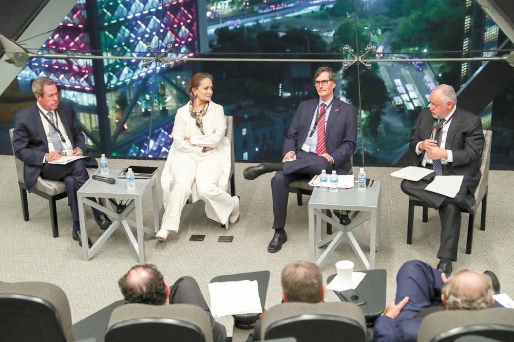 Enrique Berruga, Patricia Armendáriz, Bernardo González Aréchiga y Abel Hibert, durante la mesa de diálogo. Foto/DIEGO SIMÓN. EL UNIVERSAL