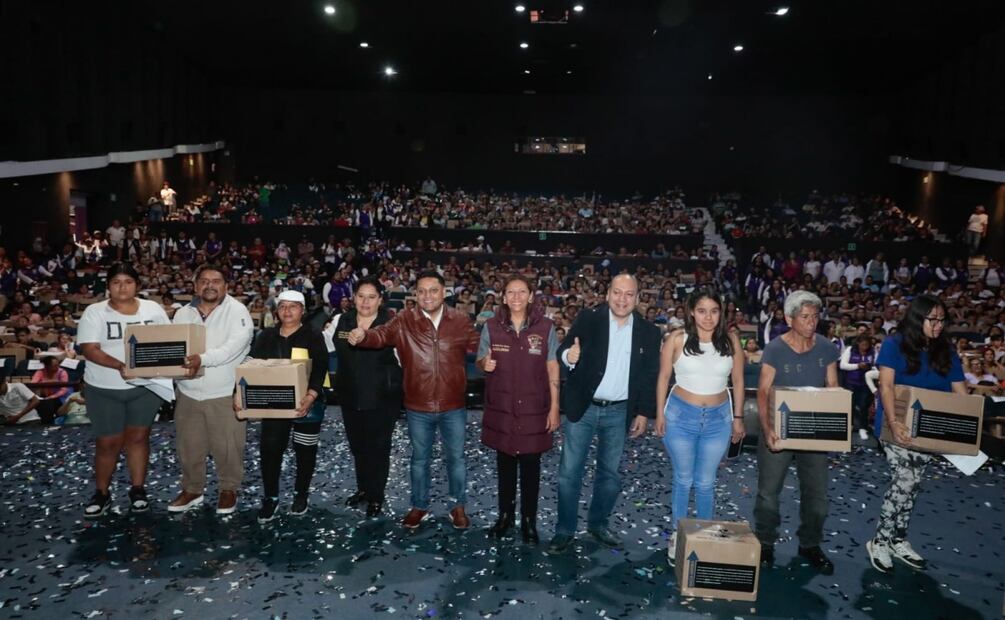 Alcaldesa de Venustiano Carranza, Evelyn Parra, entregó despensas a familias vulnerables de la demarcación. Foto: Especial