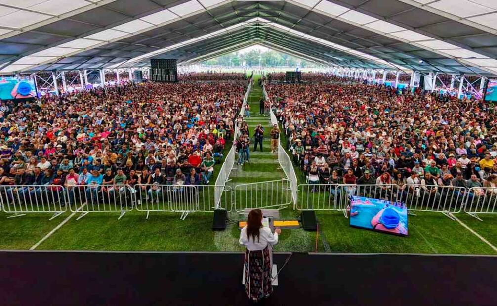 Clara Brugada encabezó la entrega de apoyos a 25 mil nuevas personas del programa Ingreso Ciudadano Universal (ICU). Foto: Especial