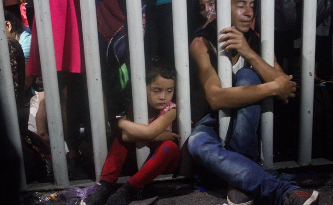 Migrantes centroamericanos permanecen en el cruce fronterizo de México y Guatemala. Foto: EFE
