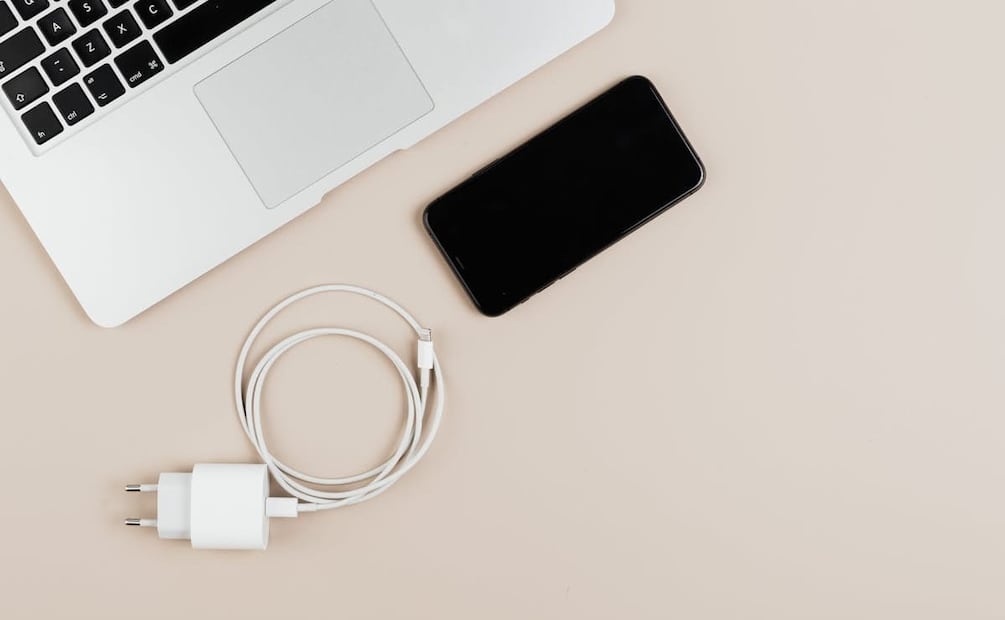Evita el uso de cargadores genéricos porque puedes dañar tu dispositivo. Foto: Unsplash