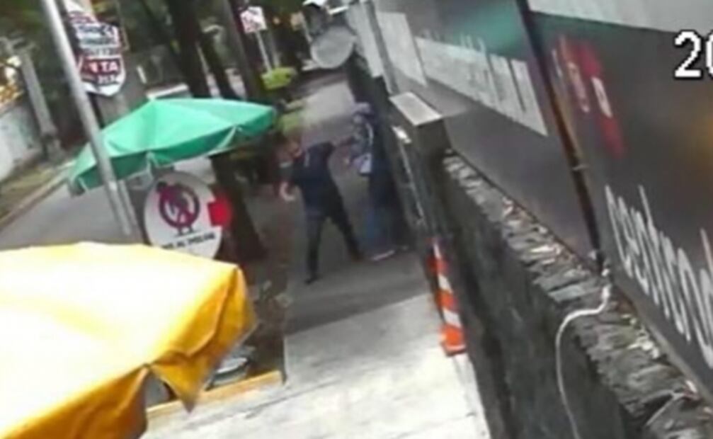 Sujeto golpea a mujer y a un adulto mayor sólo por caminar