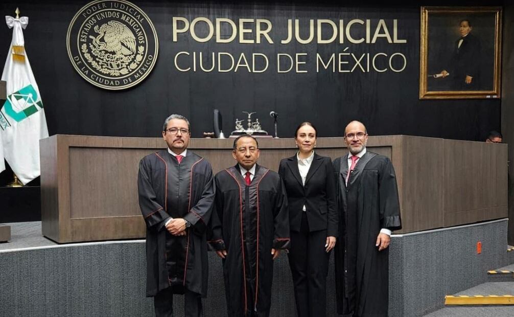 El magistrado Guerra Álvarez, felicitó a los magistrados González Rodríguez y Guerrero Meléndez, y a la maestra Mince Serrano.
Foto: Especial.