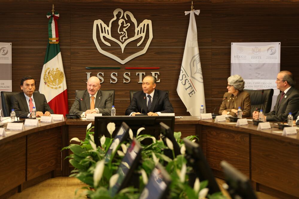 El titular del Instituto de Seguridad y Servicios Sociales de los Trabajadores del Estado, José Reyes Baeza (c), en reunión con directores de otras dependencia. (Foto/ Cortesía)