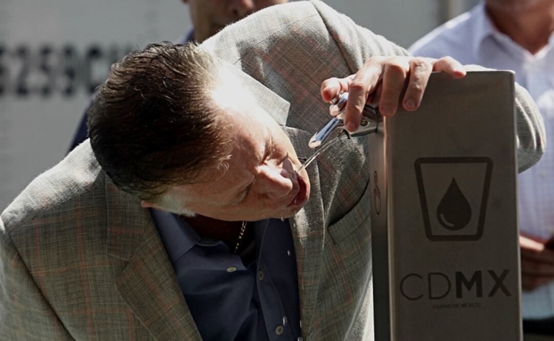 El titular de Sacmex, Ramón Aguirre, bebe el vital líquido de un bebedero. Yadín Xolalpa / EL UNIVERSAL