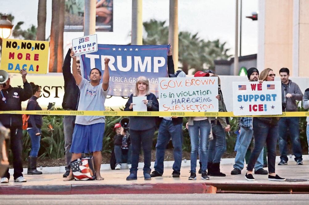 Opositores al DACA (Acción Diferida para los Llegados en la Infancia) protestan contra el programa afuera de la oficina de la senadora demócrata por California Dianne Feinstein en Los Ángeles, el pasado miércoles (REED SAXON. AP)