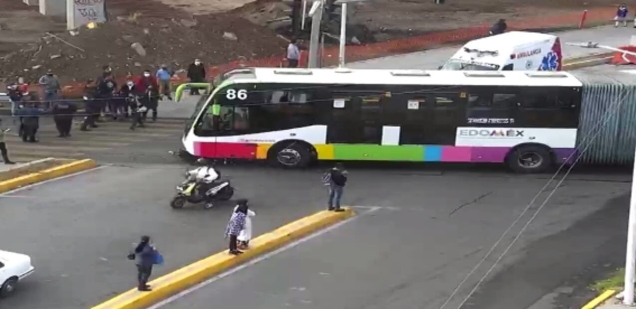 Motociclista sobrevive tras ser arrollado por un Mexibús en avenida Central 