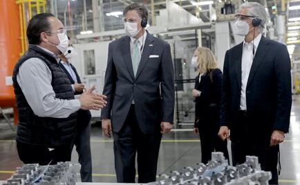 Alfredo Del Mazo y embajador Landau recorren plantas automotrices en Toluca 