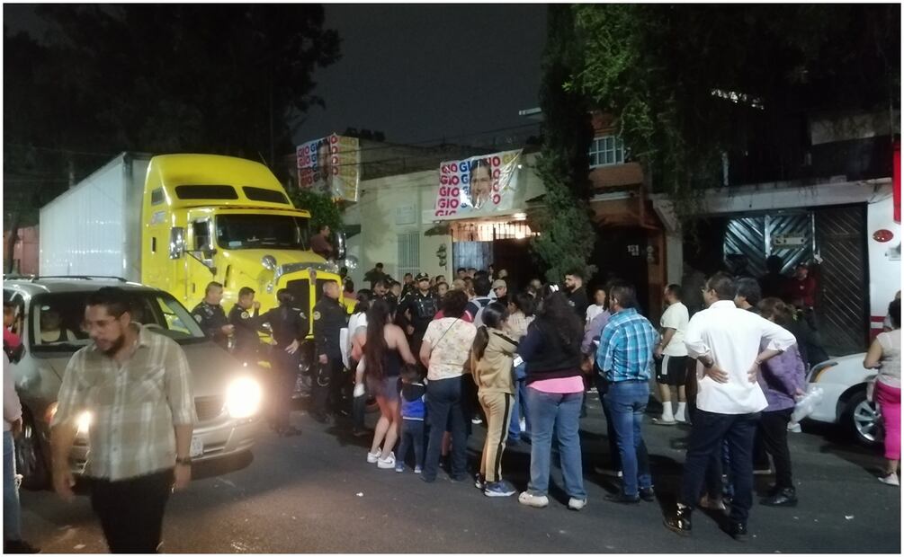 Ayer por la noche, militantes y simpatizantes de Morena retuvieron un tráiler que transportaba electrodomésticos porque supuestamente iban a distribuirse con fines electorales. Foto: Tomada de X, antes Twitter