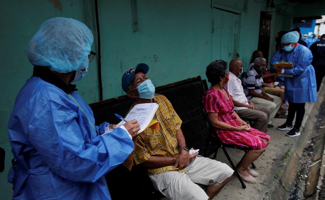 Imagen genérica de gente esperando para hacerse una prueba de Covid-19. Foto: EFE/ Bienvenido Velasco