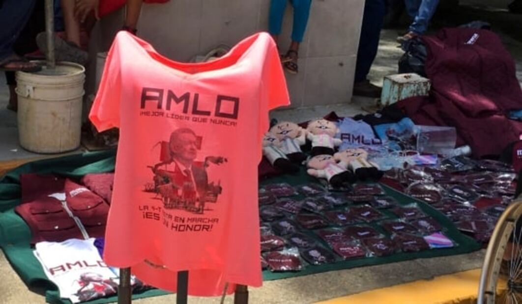 ¡Como pan caliente! se venden playeras de “El Falso Mesías” y de la consulta, afirman vendedores
