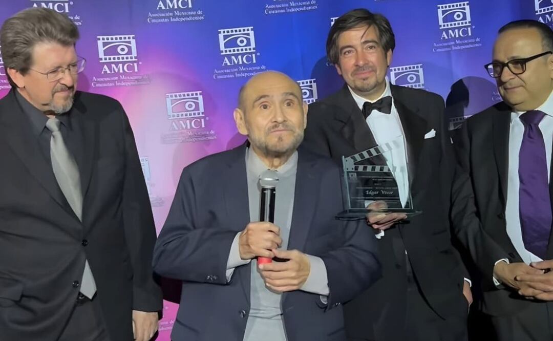 Durante la ceremonia por el XXXII aniversario de la Asociación Mexicana de Cineastas Independientes (AMCI), Edgar Vivar recibió un reconocimiento especial por su trayectoria, el intérprete.
Foto: Marlem Suárez/EL UNIVERSAL.