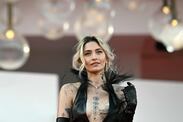 Paris Jackson destila glamour con un ‘little black dress’ en Los Ángeles tras hablas de sus adicciones. Foto: AFP