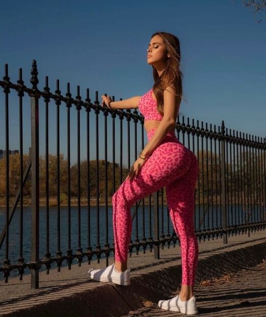 Animal print rosa, el outfit de Yanet García para ejercitarse