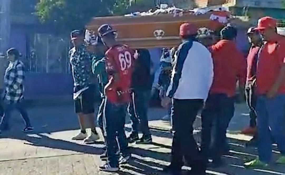 El 25 de noviembre uno de los siete cuerpos localizados en los límites de Zacatecas y San Luis Potosí fue
identificado y entregado a sus familiares. Foto: Especial