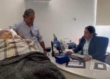 VIDEO: Banco obliga a mujer de 96 años a cobrar su pensión presencialmente en Oaxaca; fue llevada en camilla