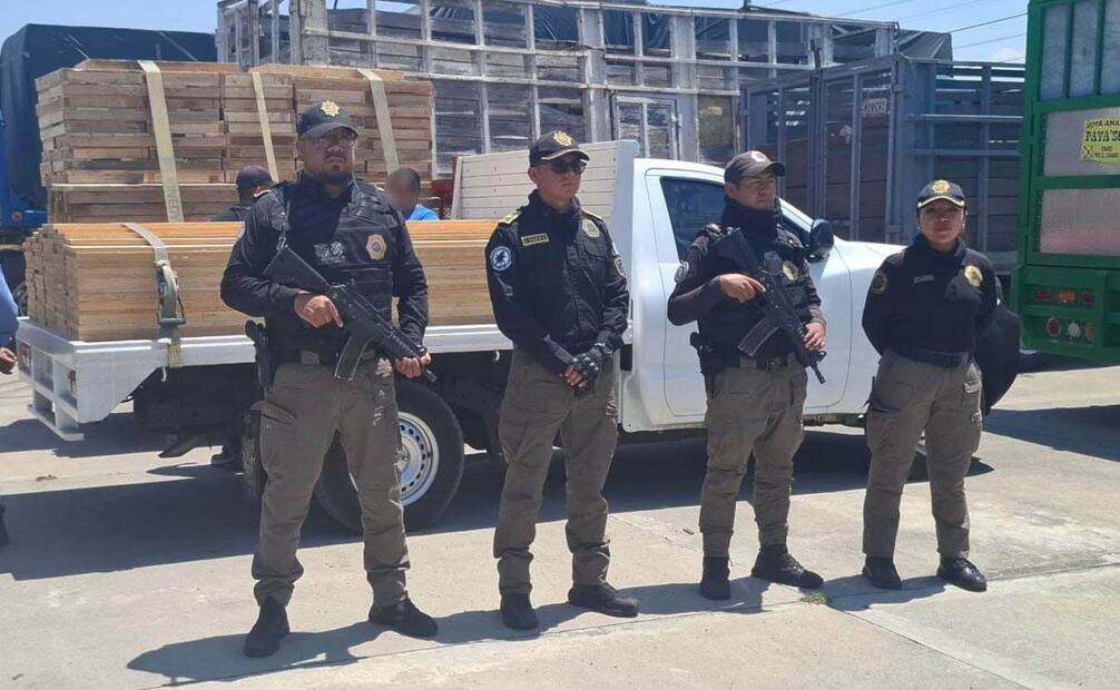 Dos camionetas aseguradas con madera (30/04/2025). Foto: Especial