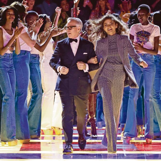 Presentó sus creaciones de la mano de la estrella de la tv en París. REGIS DUVIGNAU/REUTERS