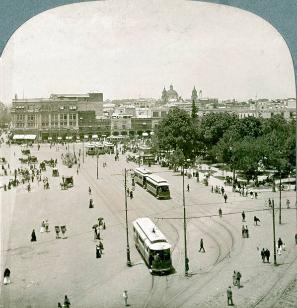 Una toma de la Plaza de la Constitución desde lo alto del Palacio Nacional. En el fondo se ven los arcos del Portal de Mercaderes y del lado derecho la abundante vegetación ocupando la antigua Plaza. Imagen: Library of Congress.