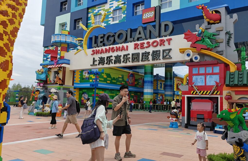 Shanghái inauguró este sábado su nuevo parque Legoland, el más grande del mundo, dedicado a los populares bloques de construcción de la juguetera danesa. Foto: EFE