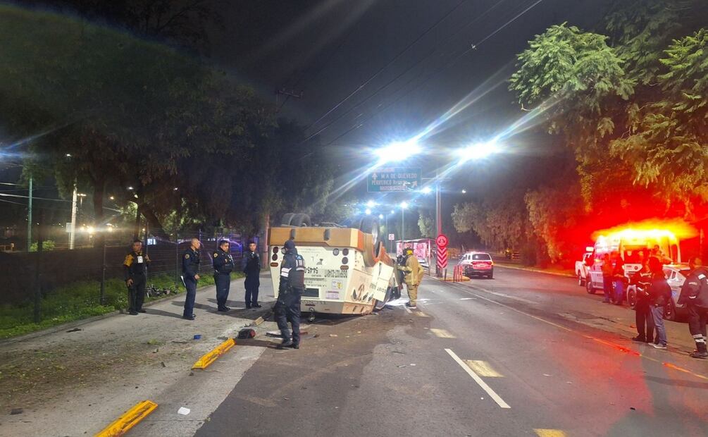Volcadura de camioneta de valores en Insurgentes Sur deja tres lesionados en Coyoacán. Foto: Especial